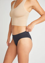 Load image into Gallery viewer, Yummie - Claudia Comfortably Curved Longline Bra Top - Seamless: S/M / Black