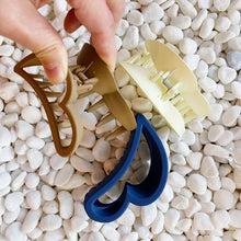 Load image into Gallery viewer, Ellison+Young - Behalf Of Your Heart Hair Claw Set: Black
