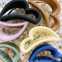 Load image into Gallery viewer, Ellison+Young - Behalf Of Your Heart Hair Claw Set: Black
