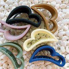 Load image into Gallery viewer, Ellison+Young - Behalf Of Your Heart Hair Claw Set: Black
