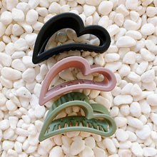 Load image into Gallery viewer, Ellison+Young - Behalf Of Your Heart Hair Claw Set: Black
