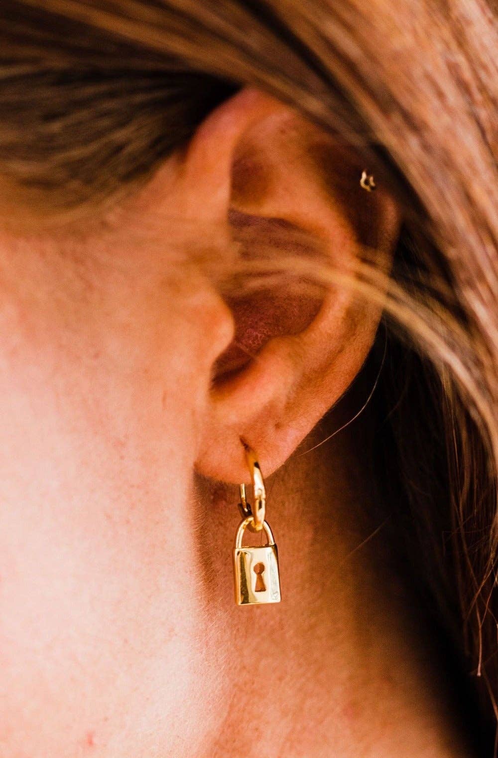 modern+chic - Alessia Lock Hoop Earrings